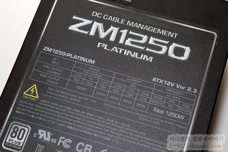 ZM1250 PLATINUM, 잘만 ZM1250 PLATINUM, ZM1250 PLATINUM 사용기, 후기, 리뷰, 벤치마크, 고주파음, 초기형, 스파클, ZM1250 플래티넘, 소음, 1Kw, 파워서플라이, 좋은 파워서플라이란?, 잘만, ZALMAN, 테스트, Fluke179, Center-320, HPM-100A, IT, review, 사진, ZALMAN 파워서플라이 제품중에 최고 등급에 해당하는 잘만 ZM1250 PLATINUM 사용해 봤습니다. 제 경우에는 아주 예전부터 잘만테크 제품을 사용해 봤는데요. 초기에 잘만 파워서플라이들은 사실 문제가 좀 있었긴했죠. 이번에 잘만 ZM1250 PLATINUM를 사용해보니 잘만에서도 꽤 많이 노력했다는 생각이 들더군요. 1Kw 급 이상의 파워서플라이를 만들려면 상당한 노하우가 축적되어야 가능하니까요. 게다가 이번에 잘만 ZM1250 PLATINUM는 80 플래티넘 등급으로 80인증 중에서 최고등급이며 Ver 2.3 지원 토탈 1250W 출력으로 고성능의 그래픽카드 4채널 구성을 지원하는 상당히 고급 파워서플라이 입니다. 제가 잘만 초기형 파워서플라이를 써본게 군대를 막 다녀왔을 때 였던것같네요. 정확히는 스파클 파워서플라이 OEM으로 잘만 파워서플라이 이름을 달고 나왔었는데요. 그때는 고주파음에 대해서 문제가 좀 많았죠. 그때 한참 잘만테크는 저소음 또는 무소음 관련된 쿨러와 케이스 , 시스템을 만들어서 한창 성장 중이었으니까요. 다만 문제가 파워서플라이 고주파음이 컴퓨터 안에 팬이 시끄럽게 돌아가면 전혀 들리지 않지만, 컴퓨터가 너무 조용해지다보니 고주파음이 문제가 되버렸습니다. 컴퓨터는 너무 조용한데 찌잉~ 하는 소리가 파워서플라이에서 나는 문제가 있었죠. 저도 그때 이 문제 때문에 잘만 파워서플라이를 안썼던 기억이 있긴 합니다. 그후로 잘만테크는 계속 파워서플라이를 자체 설계하면서 여러가지 노력을 해옵니다. 저도 잘만 파워서플라이를 전부다 써본건 아니지만, 파워서플라이 내에 히트파이프를 넣고 열을 개선하고 저소음으로 만든 파워들은 잘만에서만 볼 수 있죠. 꾸준히 노력한 덕분에 이제는 1Kw 급 파워서플라이 까지 만드는 파워서플라이 노하우를 가진 회사가 되었네요. 이제는 고주파음 문제 자체설계하면서 해결한것으로 보이네요. 이번 테스트에서는 고주파음에 대한 설명 부분도 아래에 실험 내용이 있으니 참고하세요.