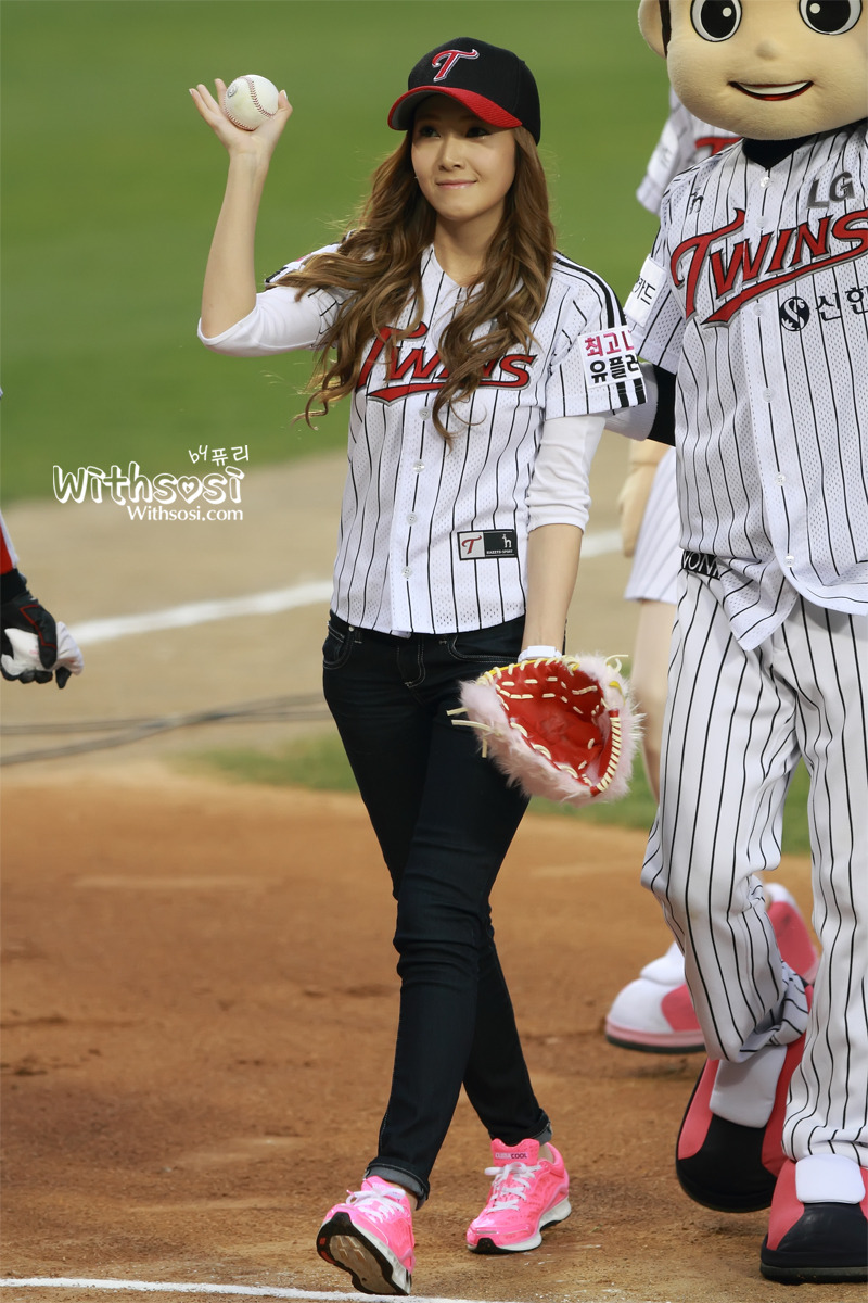 [PIC][11-05-2012]Jessica ném bóng mở màn cho trận đấu bóng chày giữa LG & Samsung chiều nay - Page 4 136005464FAF9934306438
