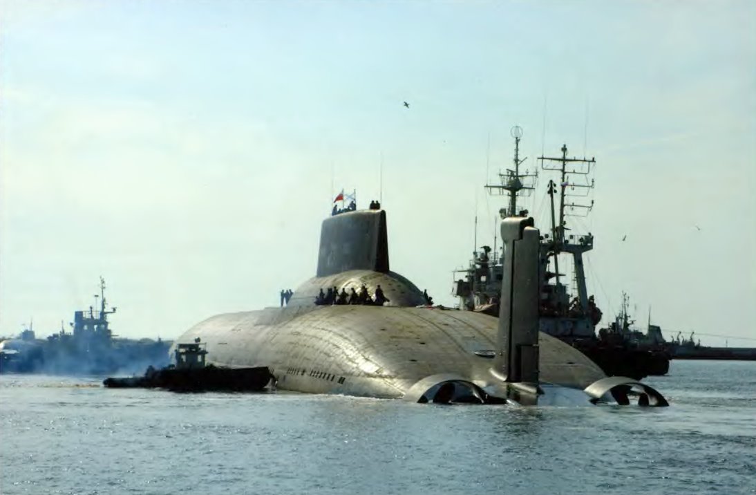 احد اقوي الغواصات النوويه في الترسانه الروسيه Typhoon 146B44034C1445BE4D77F4
