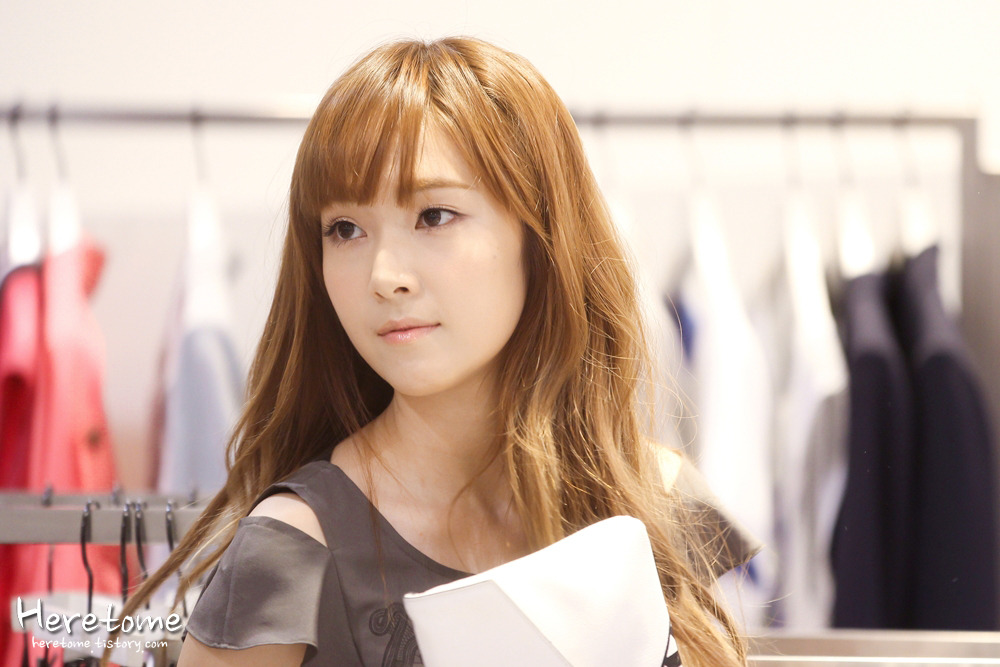 [PIC][15-06-2012]Jessica ghé thăm cửa hàng "COMING STEP" tại Gangnam vào trưa nay - Page 7 18389B4E4FEB15E1302F24