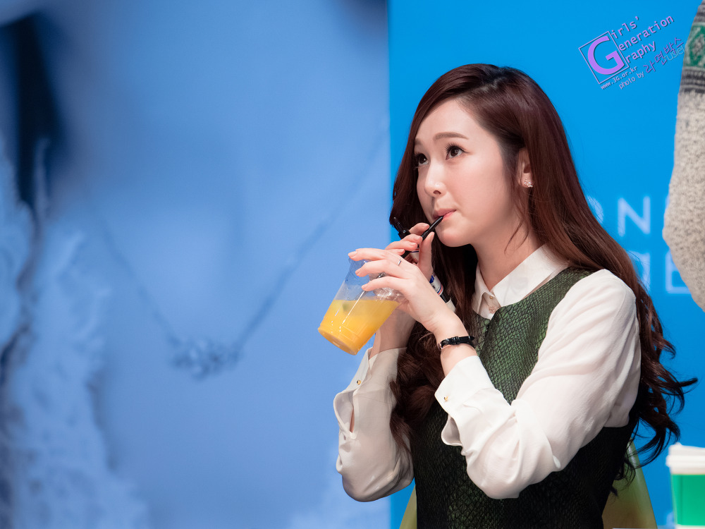 [PIC][01-12-2013]Jessica xuất hiện tại buổi fansign thứ 2 cho thương hiệu "STONEHENgE" vào trưa nay - Page 2 213FB948529DFD63398012