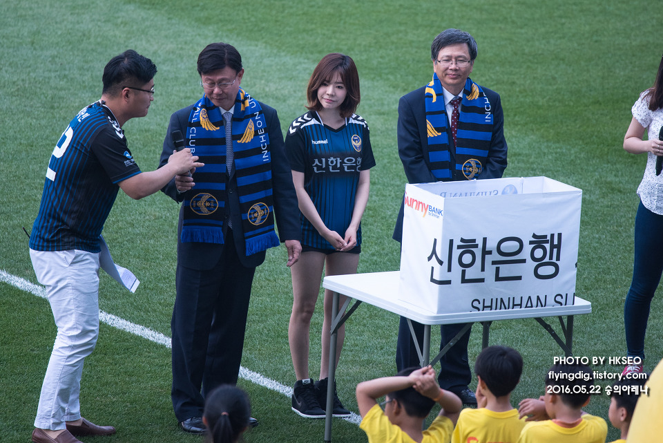 [PIC][22-05-2016]Sunny tham dự sự kiện "Shinhan Bank Vietnam & Korea Festival"  tại SVĐ Incheon Football Stadium vào hôm nay 220E273A5741B30E15D26A