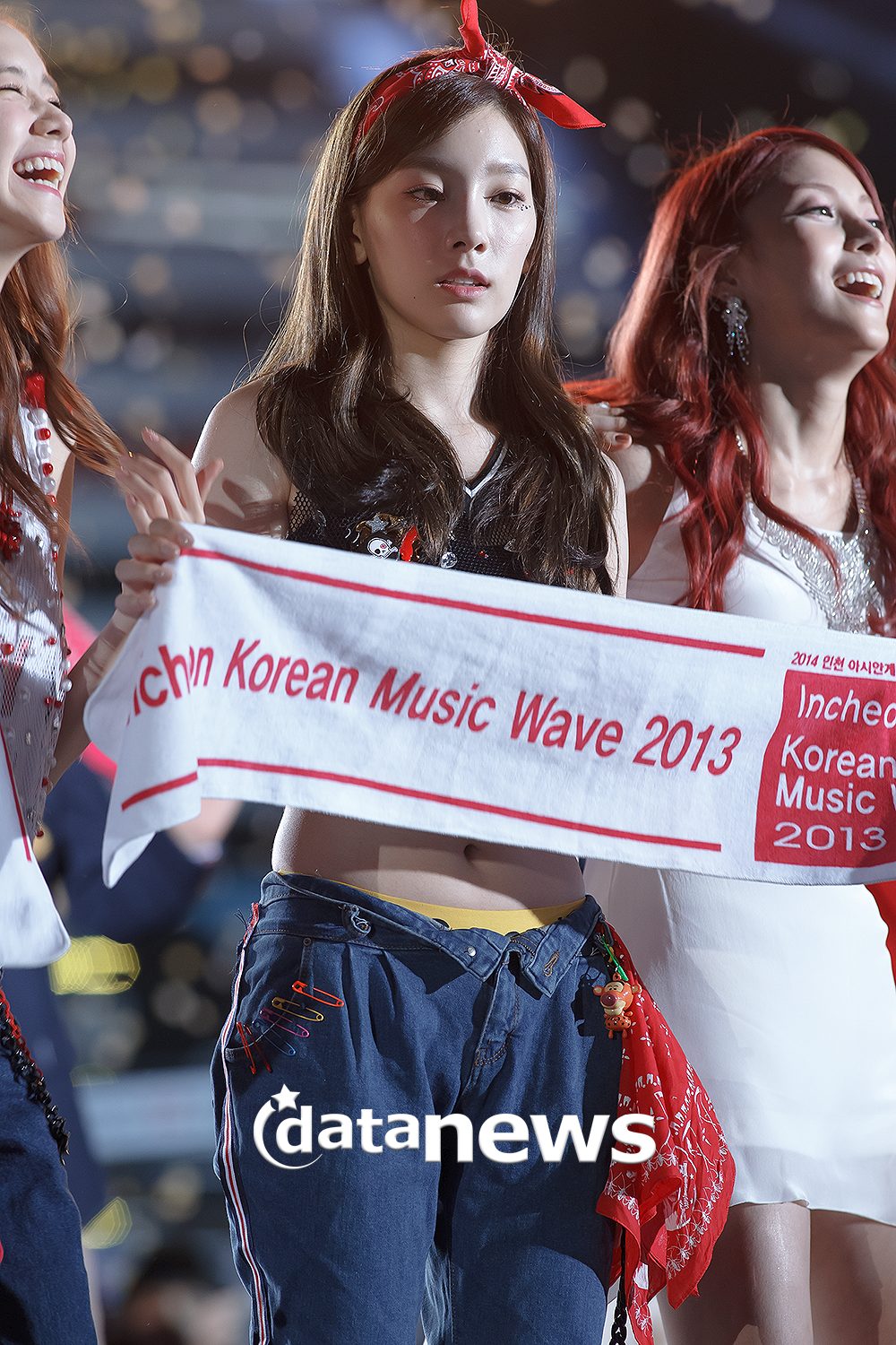 [PIC][01-09-2013]Hình ảnh mới nhất từ "Incheon Korean Music Wave 2013" của SNSD và MC YulTi vào tối nay - Page 2 234F8F4C52238E38151714