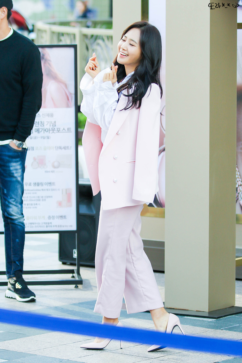 [PIC][09-10-2016]Yuri tham dự buổi Fansign thứ 2 cho thương hiệu nước hoa "BVLGARI Rose Goldea" tại Myeongdong Lotte Duty Free vào chiều nay - Page 4 236B84485957A4D31B400F