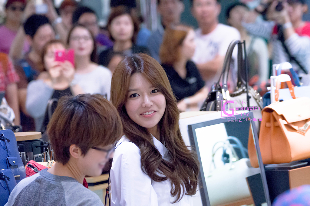 [PIC][08-09-2013]SooYoung xuất hiện tại buổi fansign thứ 4 cho thương hiệu "Double M" vào trưa nay   23770845522C8F6950116F