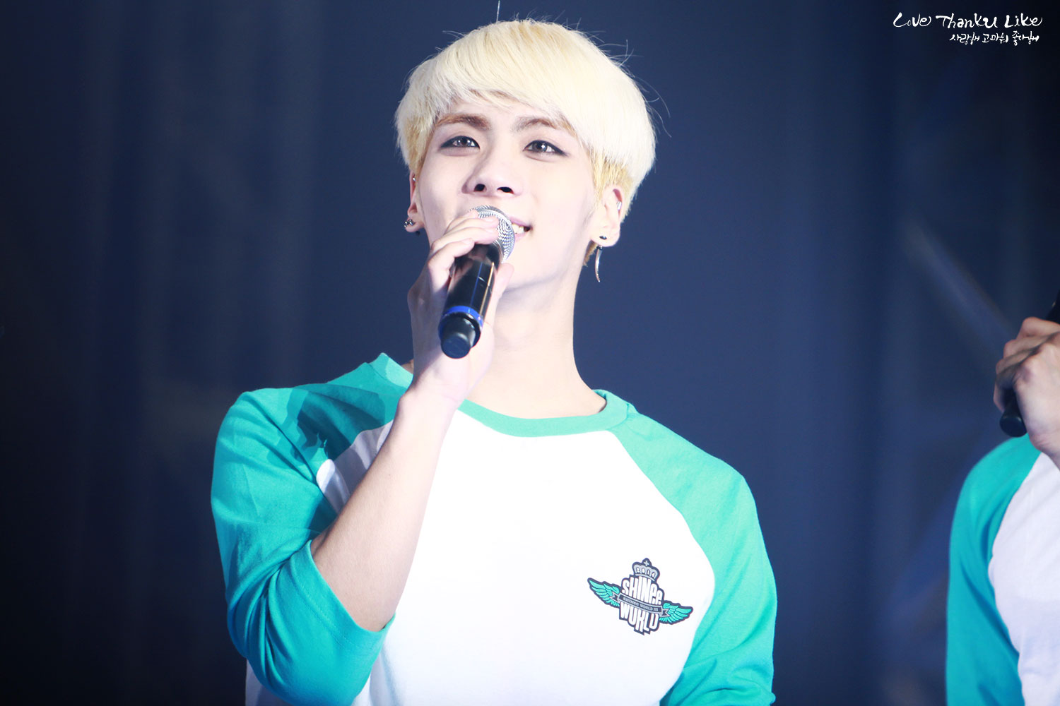 140309 Jonghyun @ SHINee World Concert III in Seoul, Día 2 24331B41531CA1190A7038