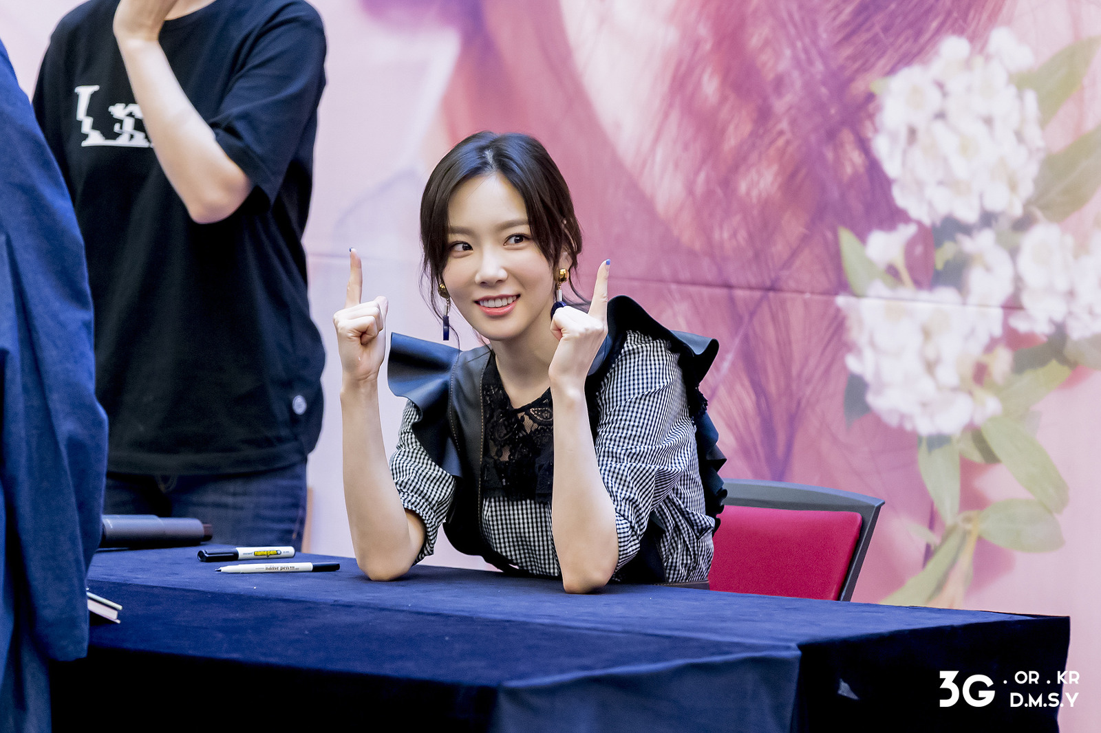 [PIC][16-04-2017]TaeYeon tham dự buổi Fansign cho “MY VOICE DELUXE EDITION” tại AK PLAZA vào chiều nay  - Page 5 2557F54358FDD8D31715AA