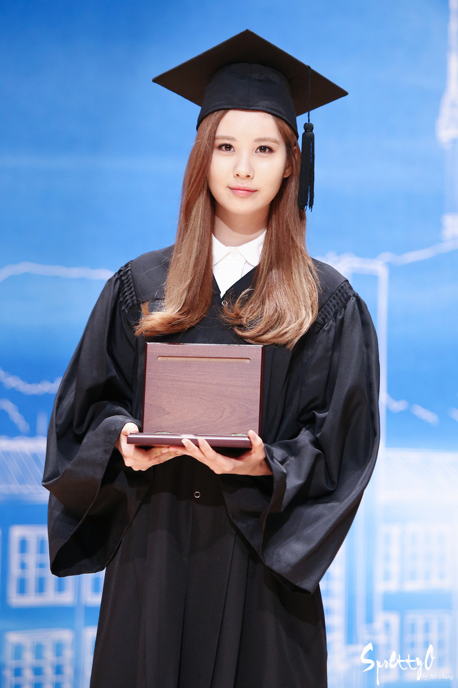 [PIC][21-08-2014]SeoHyun tham dự Lễ tốt nghiệp Đại học Dongguk vào trưa nay 2604A04853F5D21C11A5C4