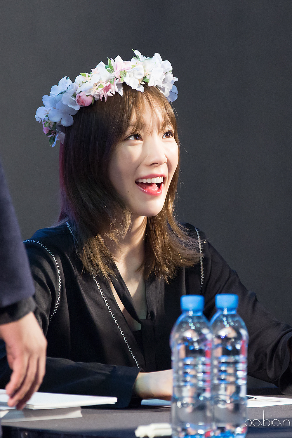 [PIC][18-11-2016]TaeYeon khởi hành đi Busan để tham dự buổi Fansign cho thương hiệu "Sword & Magic" vào hôm nay - Page 3 260C8850582ED5FA2CF59D