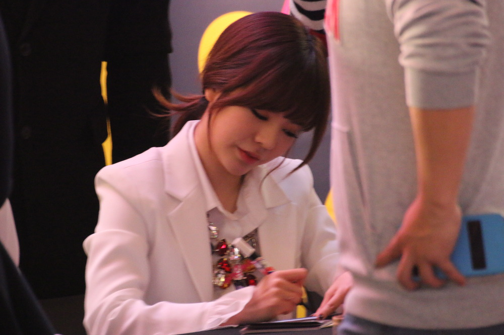 [PIC][14-03-2014]SNSD xuất hiện tại buổi fansign cho "Mr.Mr." vào tối nay  - Page 4 2628774753247D7C0A5D02