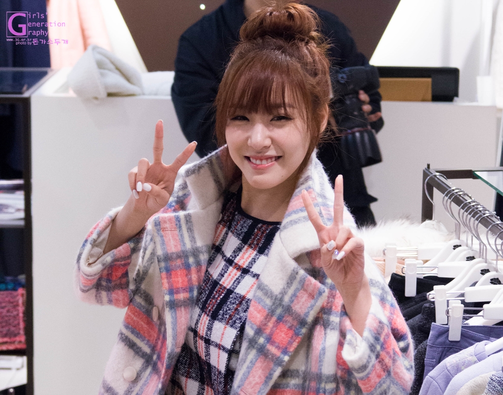 [PIC][28-11-2013]Tiffany ghé thăm cửa hàng "QUA" ở Hyundai Department Store vào trưa nay - Page 2 266DD34552975624076DC1