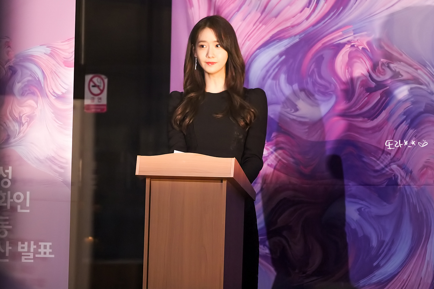[PIC][07-12-2016]YoonA đảm nhận vai trò MC cho "2016 WOMEN IN FILM KOREA FESTIVAL" tại Art Nine vào tối nay - Page 2 270D3B39592D4BD00AC61B