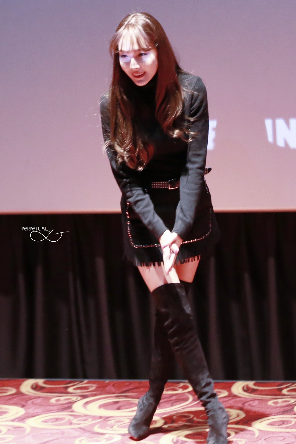 [PIC][07-11-2015]Jessica tham dự buổi Fansign cho dòng mỹ phẩm "J.ESTINA RED" tại "Myeongdong Lotte Cinema" vào chiều nay 2726C03B563E43E216E0CD