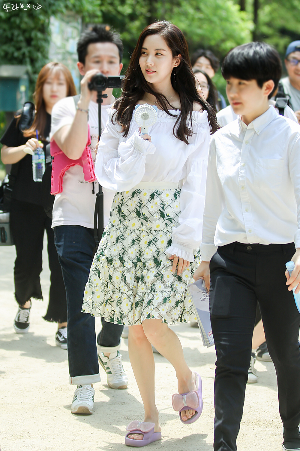  [PIC][03-06-2017]SeoHyun tham dự sự kiện “City Forestival - Maeil Duyou 'Confidence Diary'” vào chiều nay - Page 3 276108505937A61C05C60B