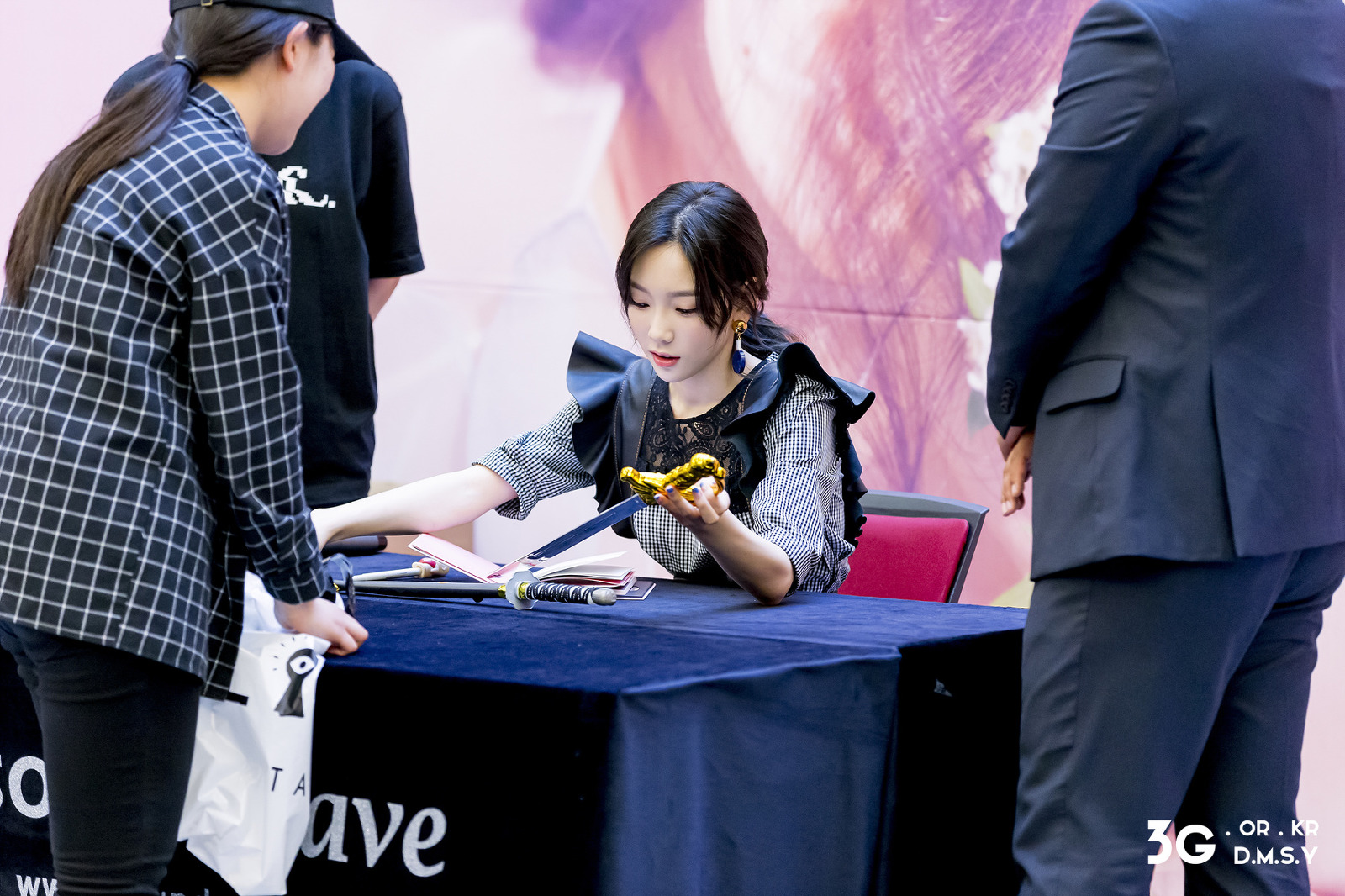 [PIC][16-04-2017]TaeYeon tham dự buổi Fansign cho “MY VOICE DELUXE EDITION” tại AK PLAZA vào chiều nay  - Page 5 2769954358FDD8D5299554