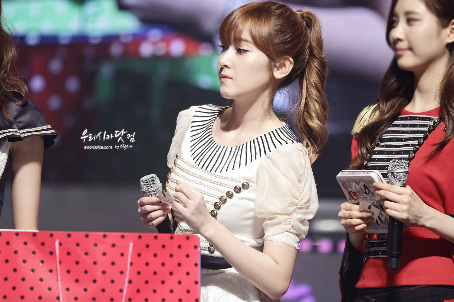 [PIC][01-09-2012]SNSD tại buổi Giao lưu và Ký tặng cho fan hâm mộ được tổ chức bởi thương hiệu "LOOK" vào chiều nay - Page 14 1240BE3D5044678463C01E