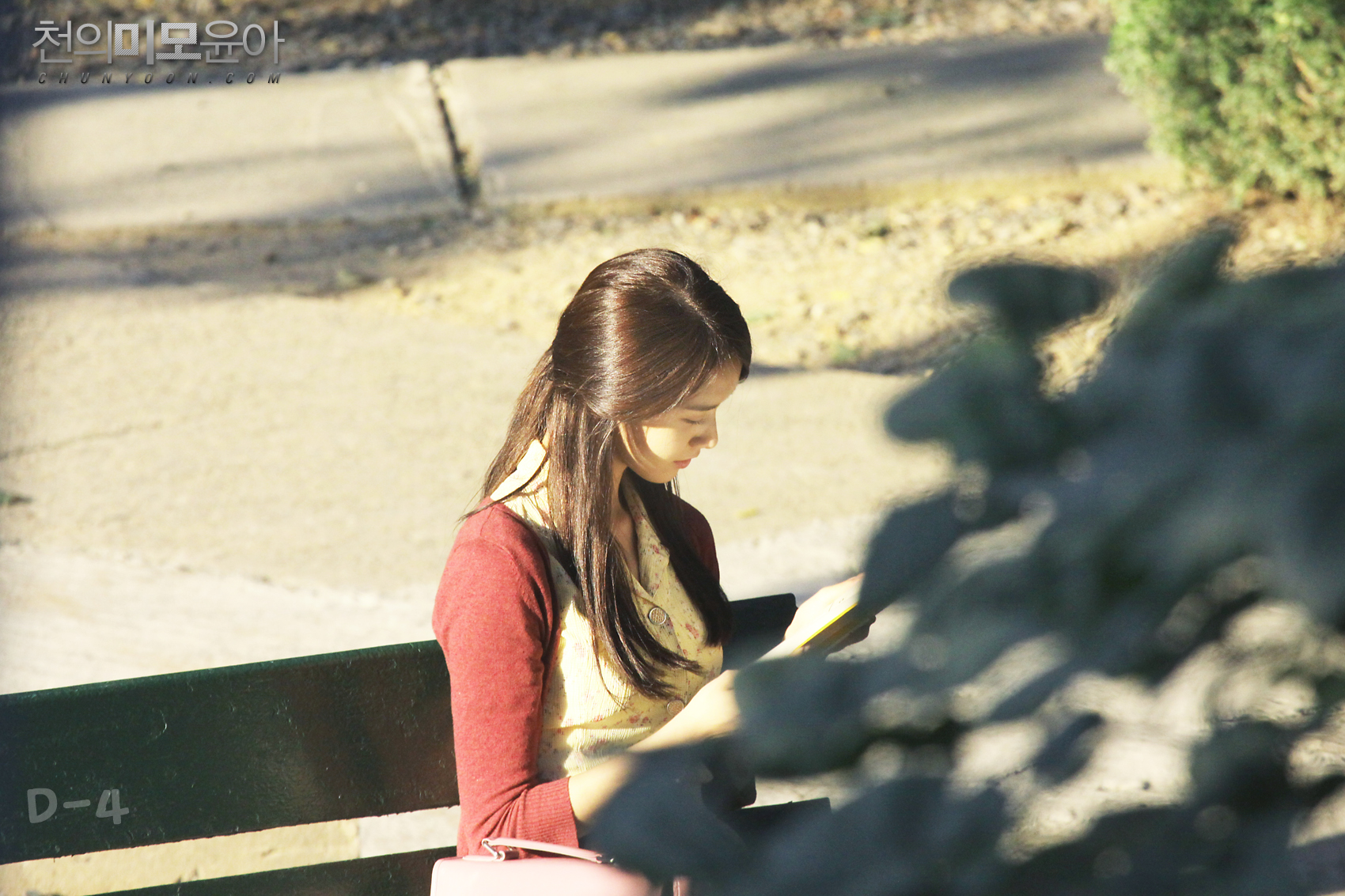 [OTHER][31-12-2011]YoonA tại trường quay của bộ phim " Love Rain " - Page 16 14493D384F6B1FFA3398F6