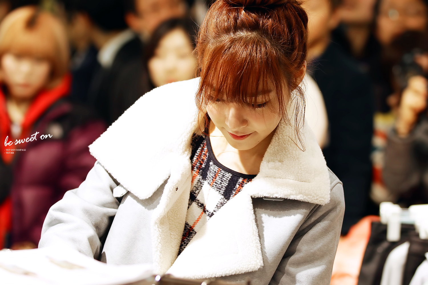 [PIC][28-11-2013]Tiffany ghé thăm cửa hàng "QUA" ở Hyundai Department Store vào trưa nay - Page 3 2110F746529C93D42864D0