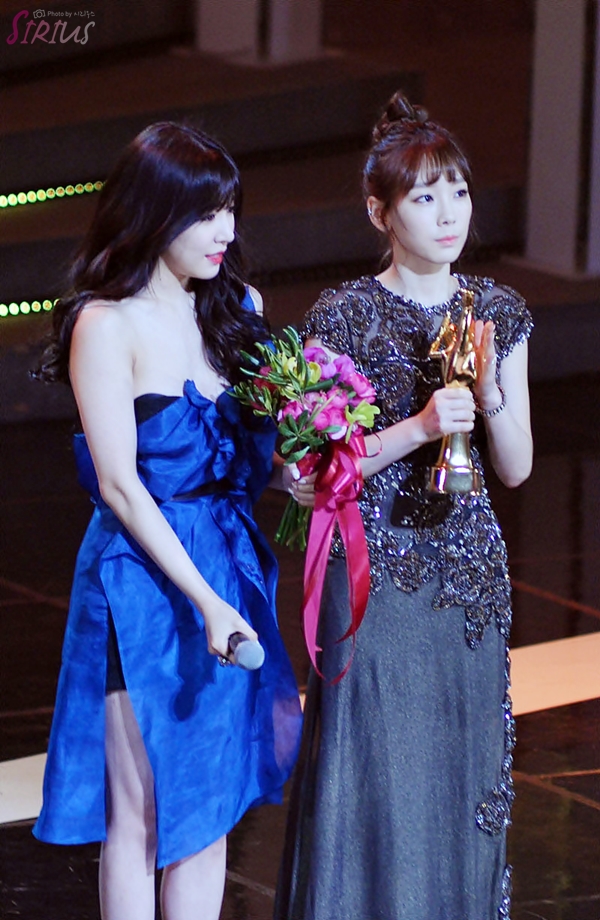 [PIC][16-01-2014]Hình ảnh từ "JTBC 28th Golden Disk Award" của MC TaeYeon và Tiffany vào tối nay + SNSD giành chiến thắng với 2 giải thưởng - Page 2 212F904D52D9152C100441