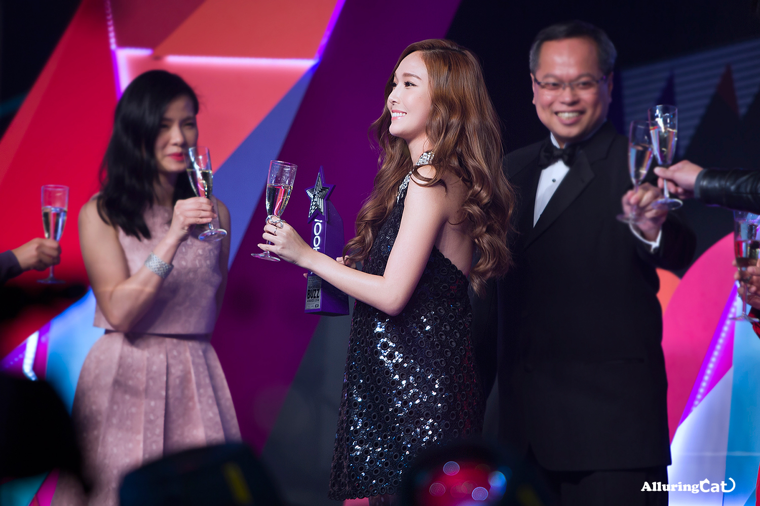 [PIC][07-12-2014]Jessica khởi hành đi Hồng Kông để tham dự "Yahoo Asia Buzz Award 2014" vào sáng nay - Page 3 2149384F54B514A6045E9F