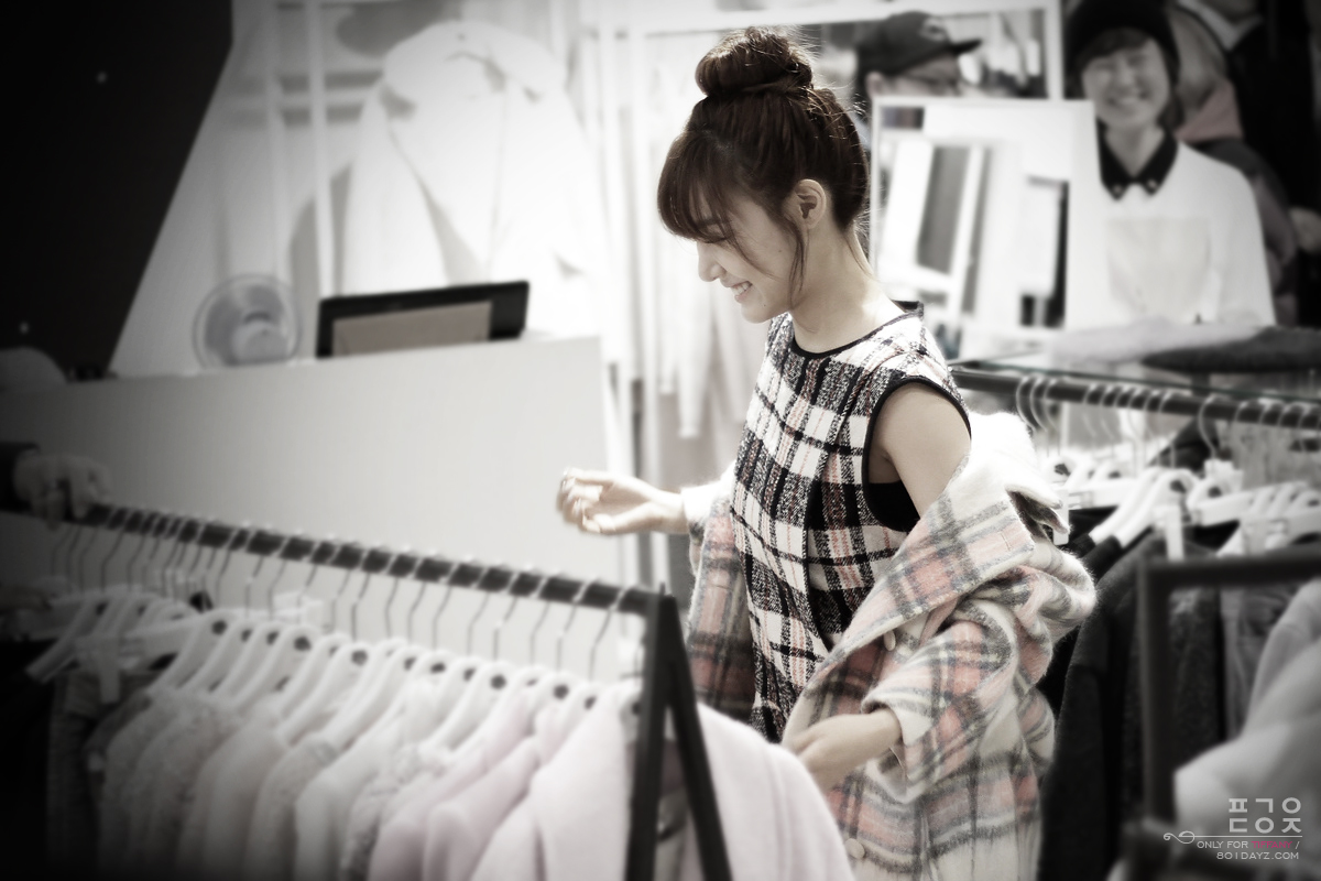 [PIC][28-11-2013]Tiffany ghé thăm cửa hàng "QUA" ở Hyundai Department Store vào trưa nay - Page 2 2333904B529756BB184E6B