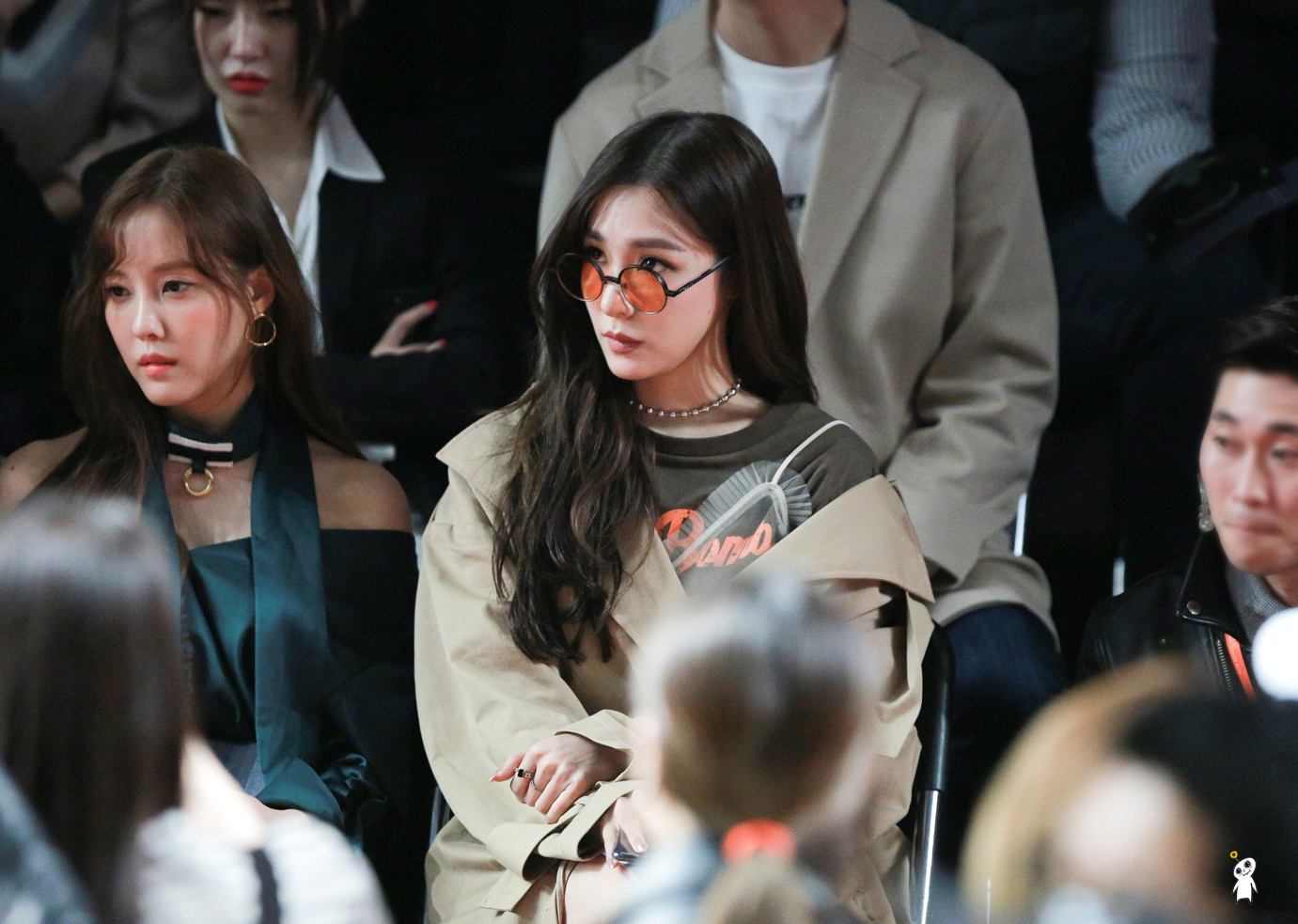 [PIC][29-03-2017]Tiffany tham dự sự kiện ra mắt BST Thu - Đông của thương hiệu "YCH" trong khuôn khổ "2017 S/S HERA Seoul Fashion Week" vào chiều nay - Page 3 2424FB50590AFE8921BA75