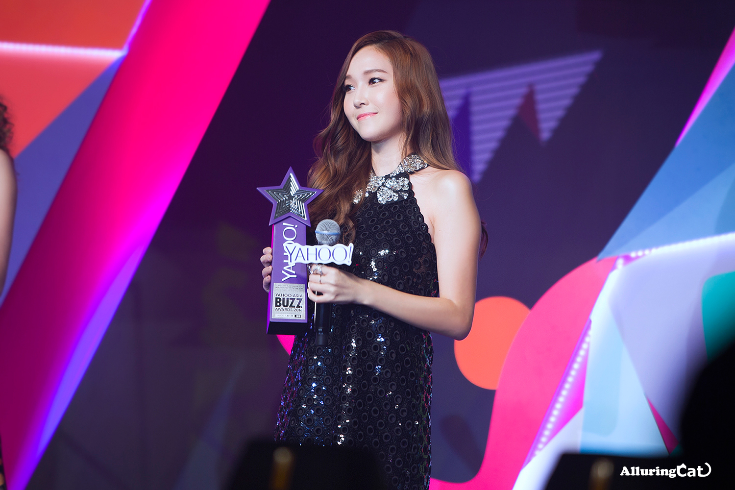 [PIC][07-12-2014]Jessica khởi hành đi Hồng Kông để tham dự "Yahoo Asia Buzz Award 2014" vào sáng nay - Page 3 2433BB3954B515B313BF22