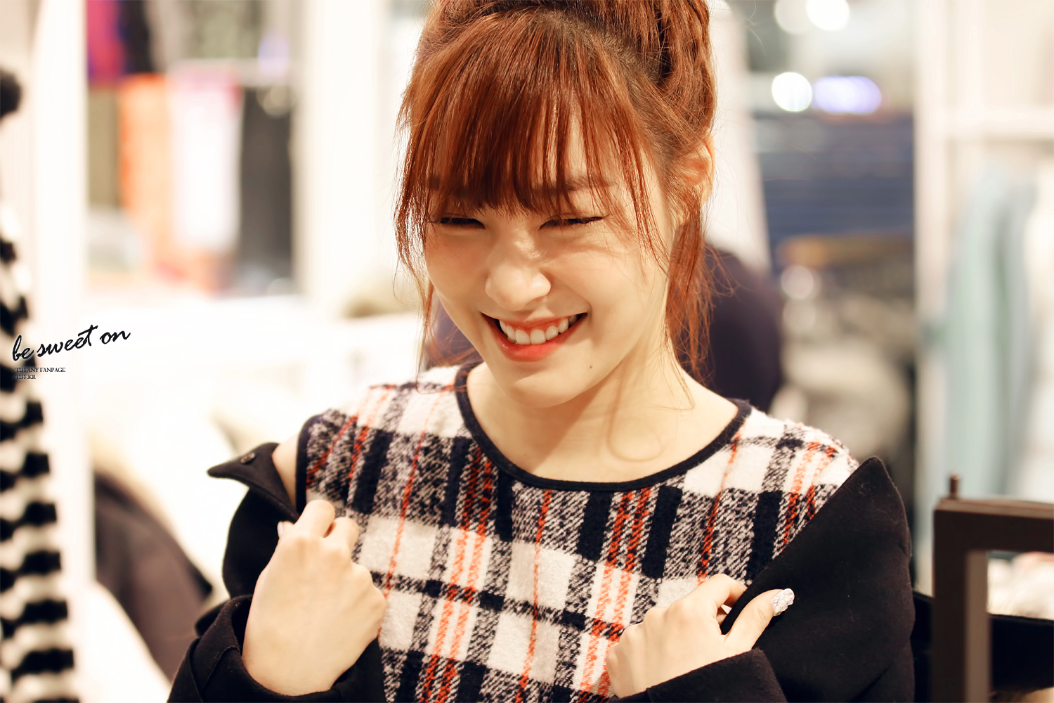 [PIC][28-11-2013]Tiffany ghé thăm cửa hàng "QUA" ở Hyundai Department Store vào trưa nay - Page 3 2510F746529C93BA1971F9