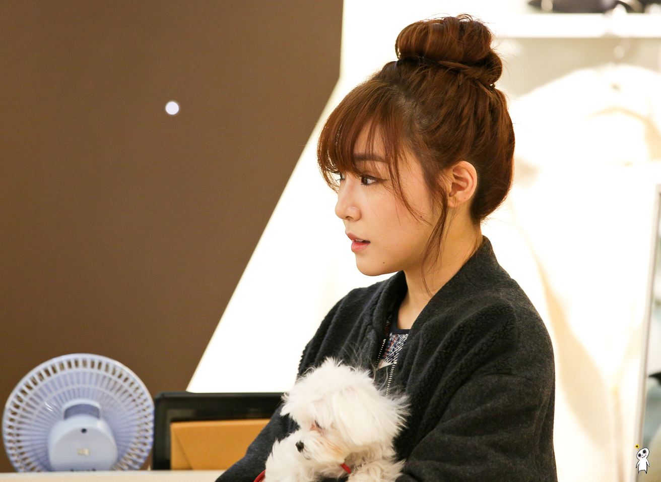 [PIC][28-11-2013]Tiffany ghé thăm cửa hàng "QUA" ở Hyundai Department Store vào trưa nay - Page 3 2623063F52980CB530F402